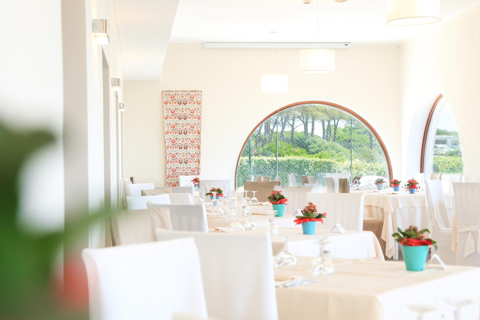 Restaurant met gedekte tafels — Hotel Punta Negra