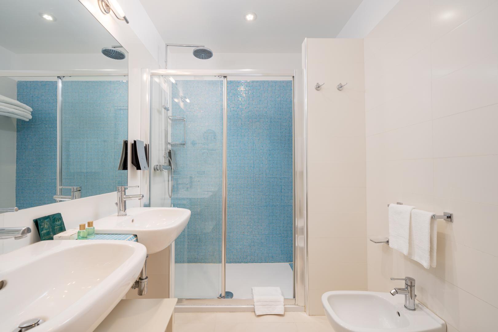 Badkamer met ligbad — Hotel Punta Negra