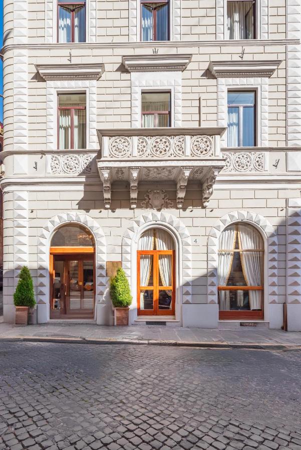 een gebouw met een balkon en deuren aan een straat bij Hotel Raffaello - Sure Hotel Collection by Best Western in Rome