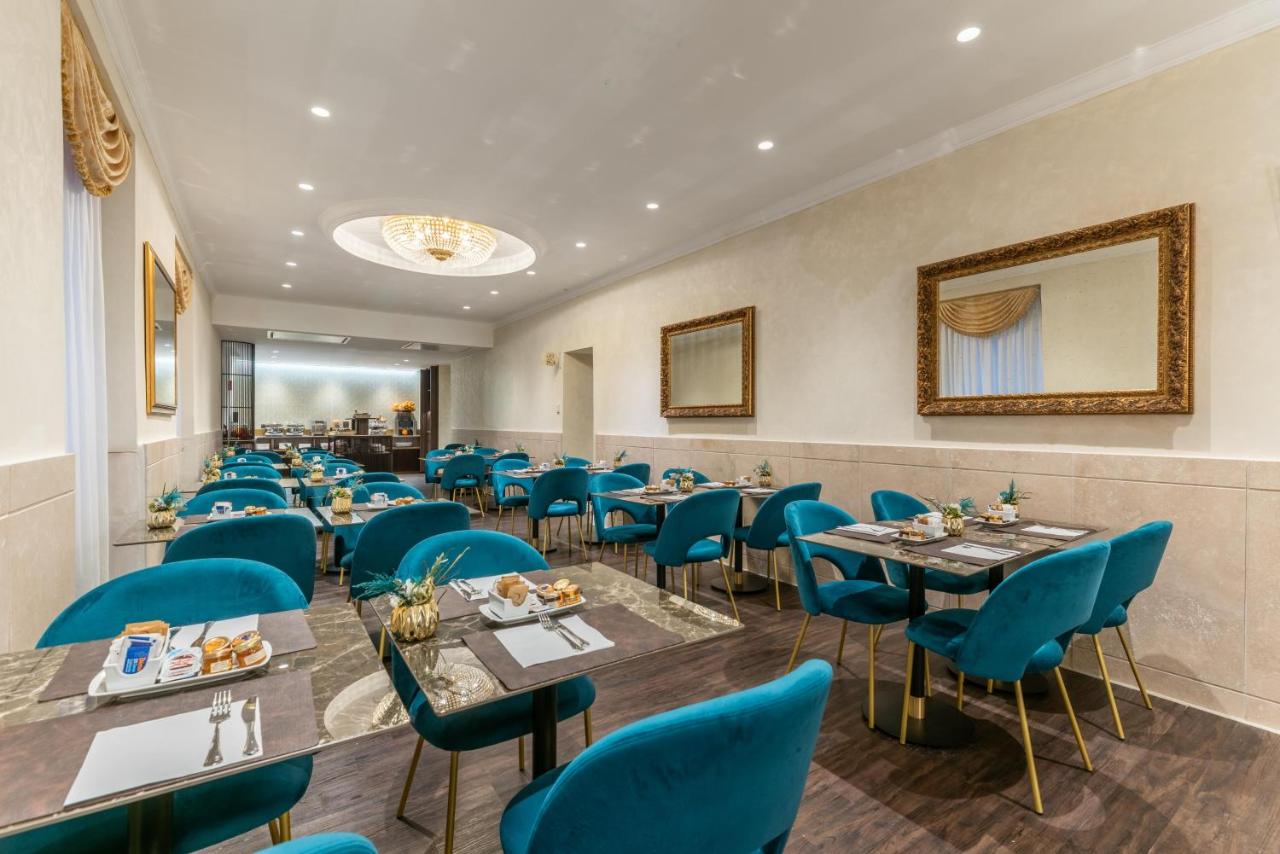 een eetkamer met blauwe stoelen en tafels bij Hotel Raffaello - Sure Hotel Collection by Best Western in Rome