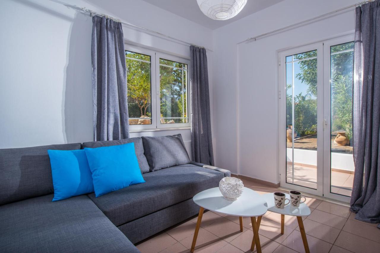 een woonkamer met een bank en een tafel bij W Suites by Estia in Stalida