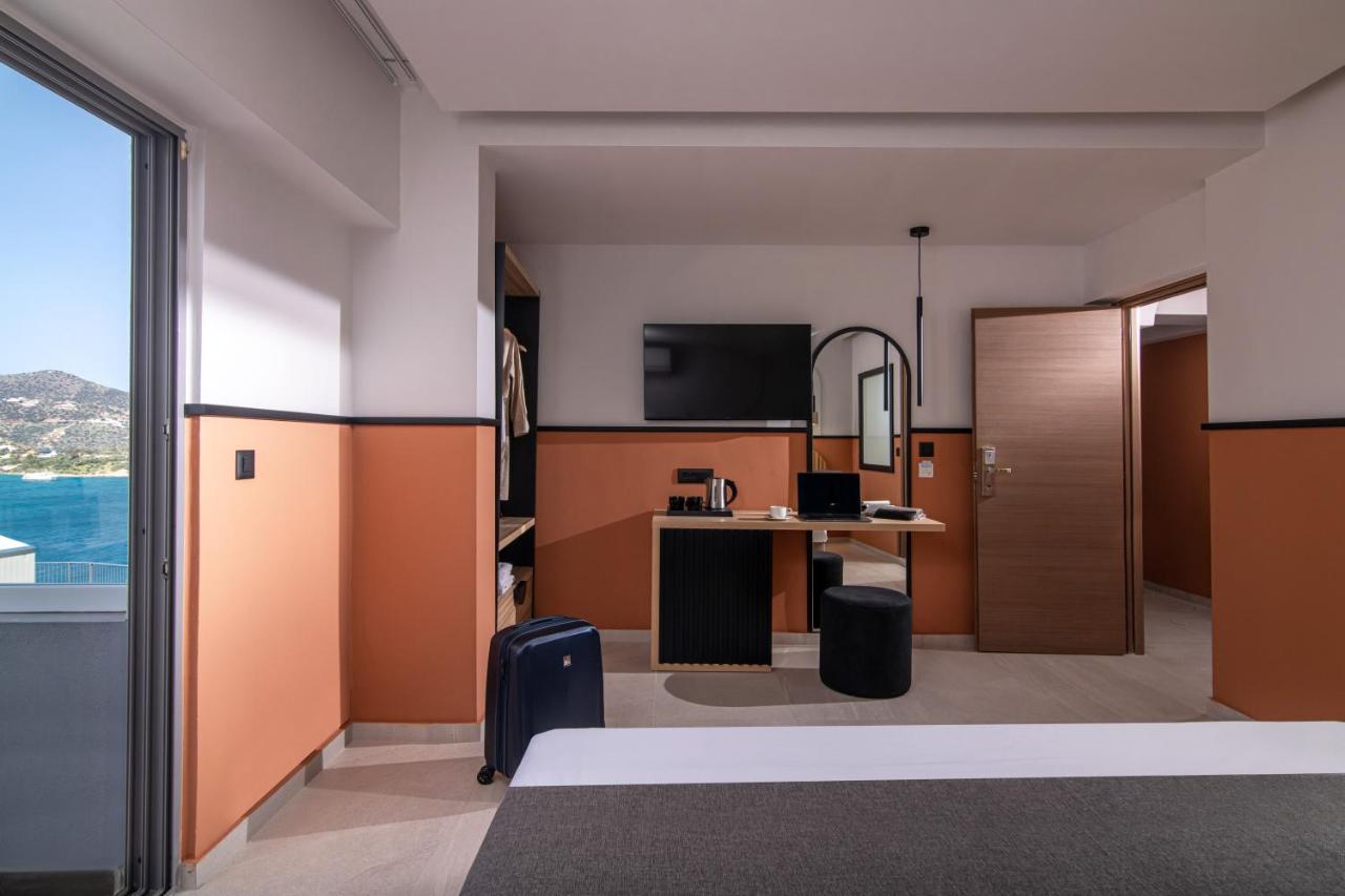 een hotelkamer met een bed en een bureau bij Mistral Bay Hotel in Agios Nikolaos