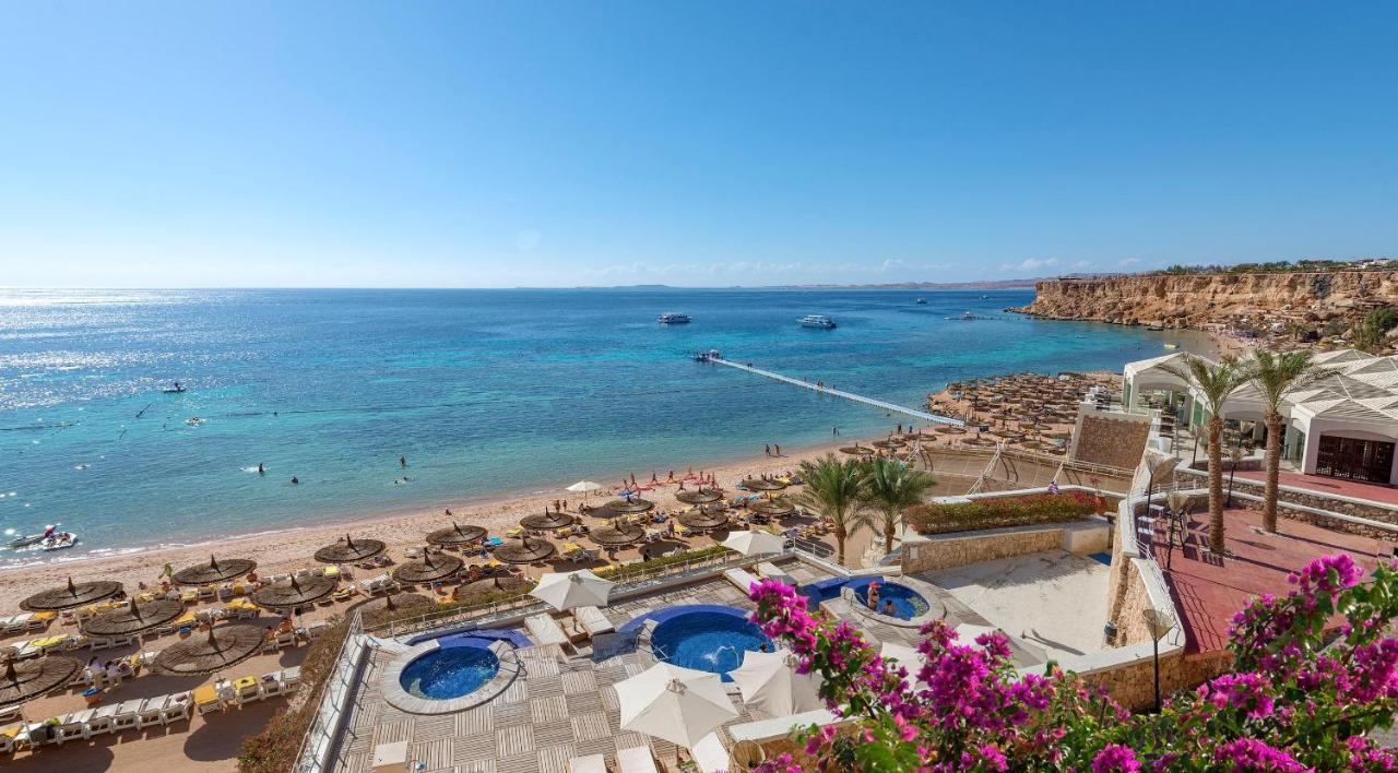een uitzicht op een strand met parasols en de oceaan bij Reef Oasis Beach Aqua Park Resort in Sharm El Sheikh