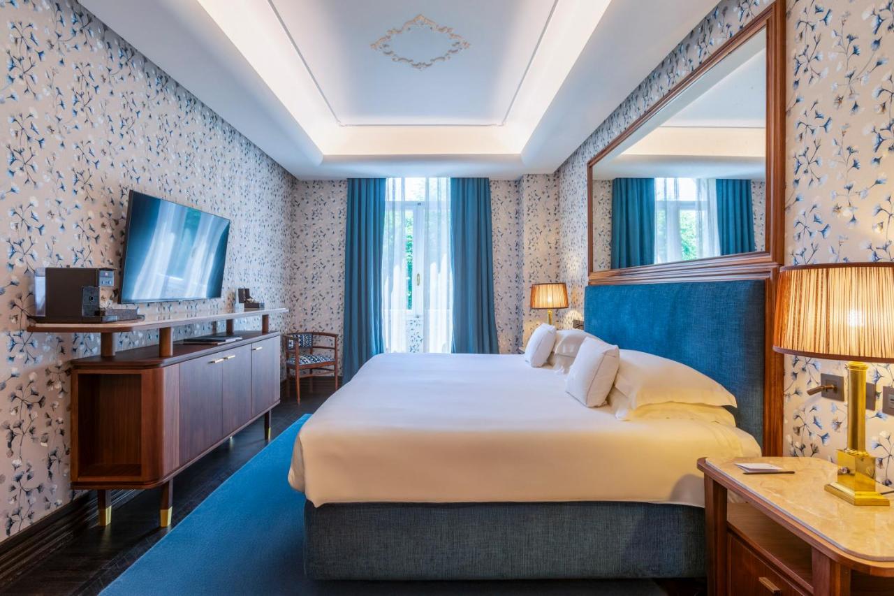 een hotelkamer met een bed en een tv bij Hotel Regency - Small Luxury Hotels of the World in Florence