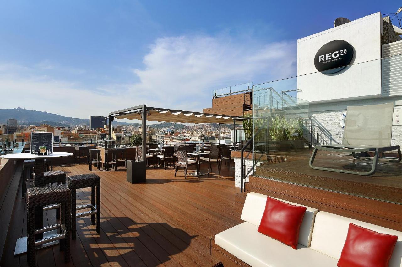 een dakterras met tafels en stoelen op een gebouw bij HCC Regente in Barcelona