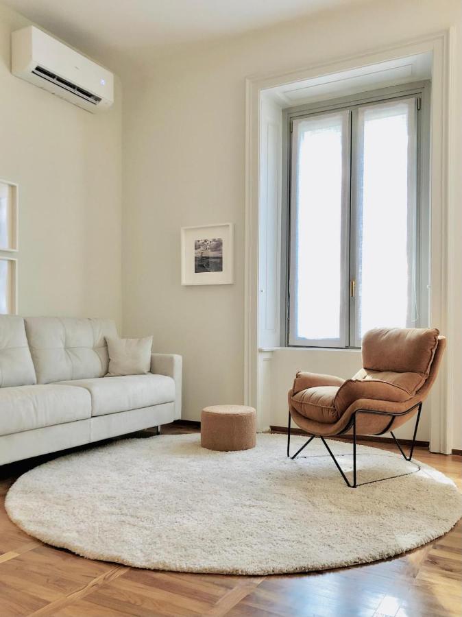 een woonkamer met een bank en een stoel bij Fifty Eight Suite Milan Regina Margherita in Milaan