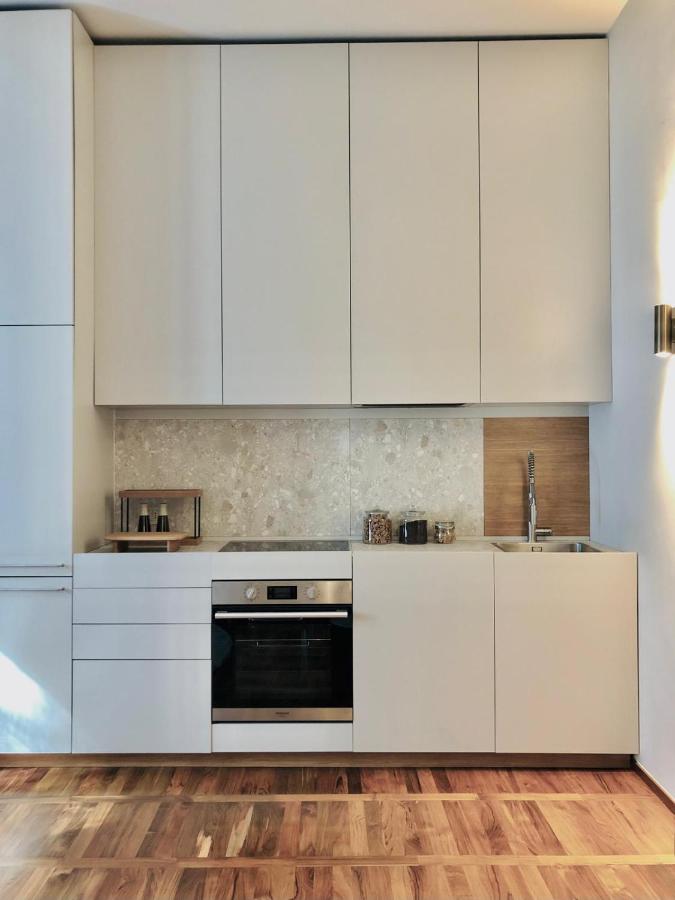 een keuken met witte kasten en een spoelbak bij Fifty Eight Suite Milan Regina Margherita in Milaan