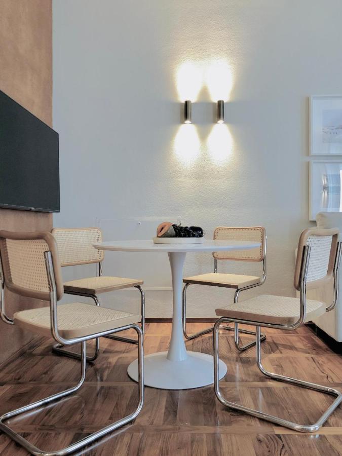 een tafel en stoelen in een kamer bij Fifty Eight Suite Milan Regina Margherita in Milaan