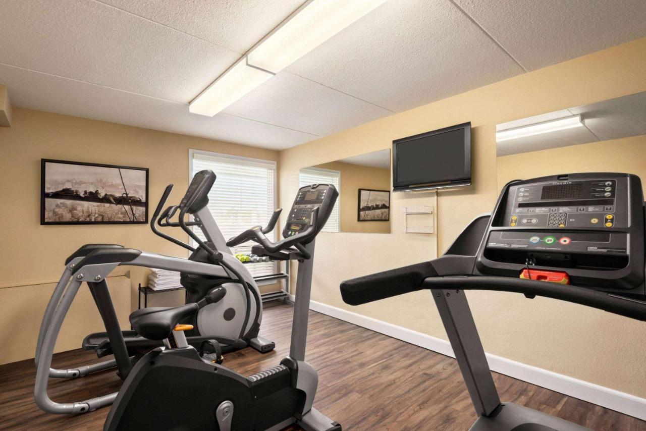 een sportschool met twee hometrainers in een kamer bij Royal Hotel Regina, Trademark Collection by Wyndham in Regina