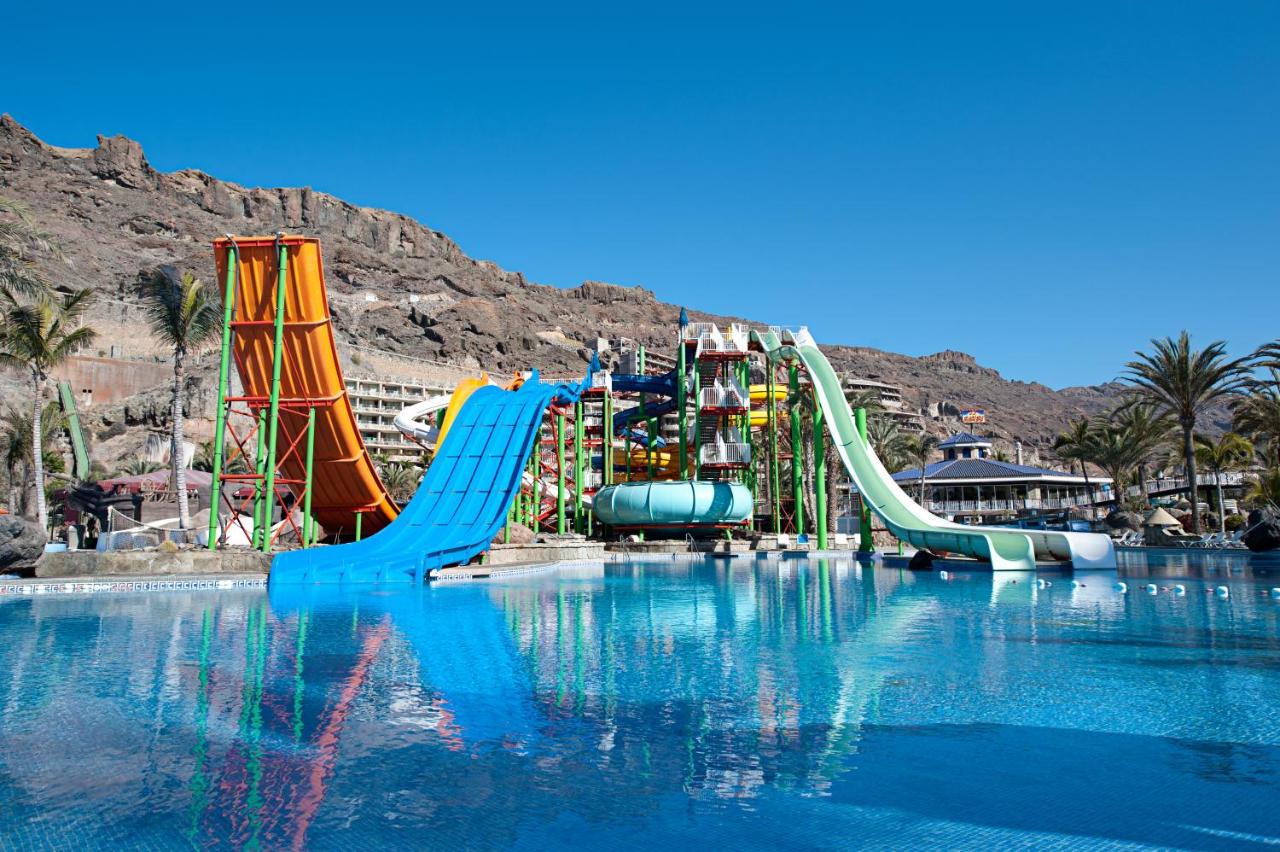 een waterpark met een glijbaan in het water bij Hotel LIVVO Valle Taurito & Aquapark in Taurito