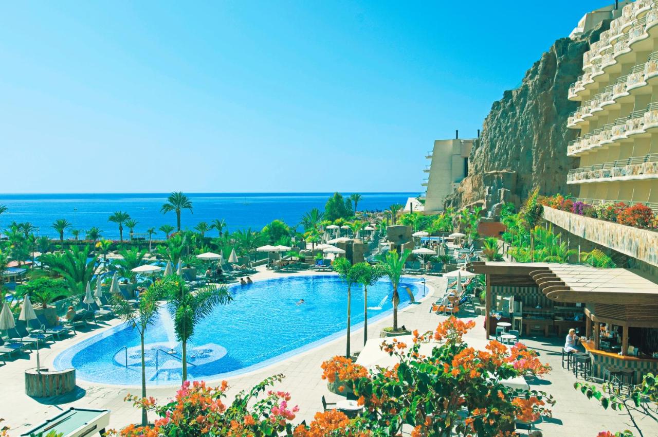 een resort met een zwembad en een strand bij Hotel LIVVO Valle Taurito & Aquapark in Taurito