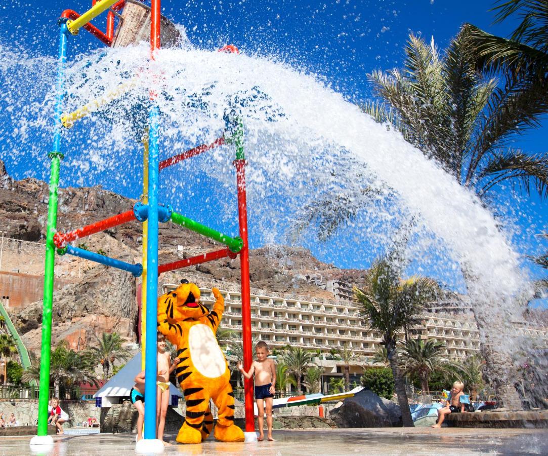 Een kind speelt in een waterpark. bij Hotel LIVVO Valle Taurito & Aquapark in Taurito