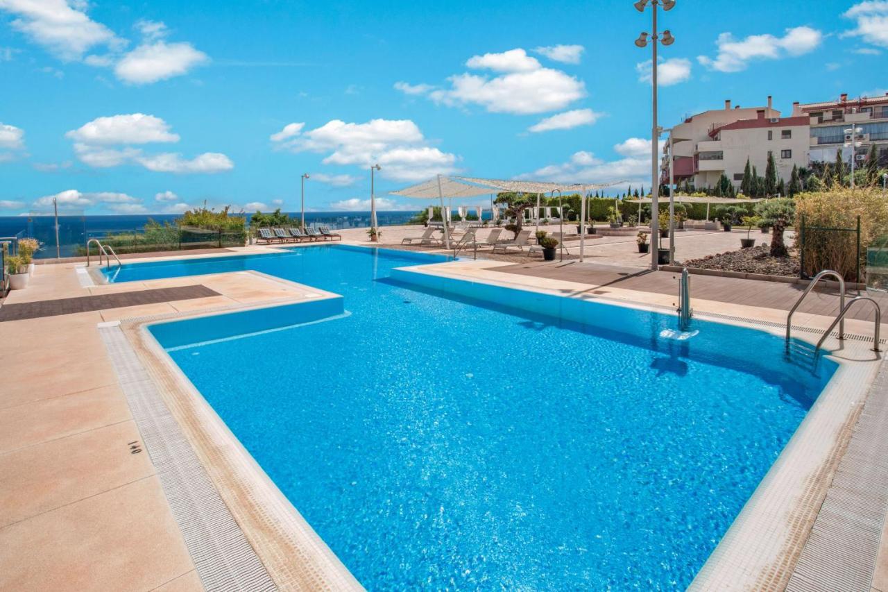 een groot zwembad met blauw water bij Holiday World Casamaïa Apartments, Affiliated by Meliá in Benalmádena