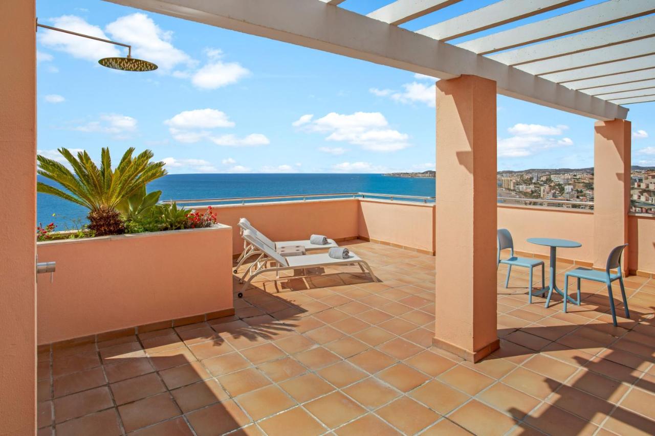 een balkon met uitzicht op de oceaan bij Holiday World Casamaïa Apartments, Affiliated by Meliá in Benalmádena
