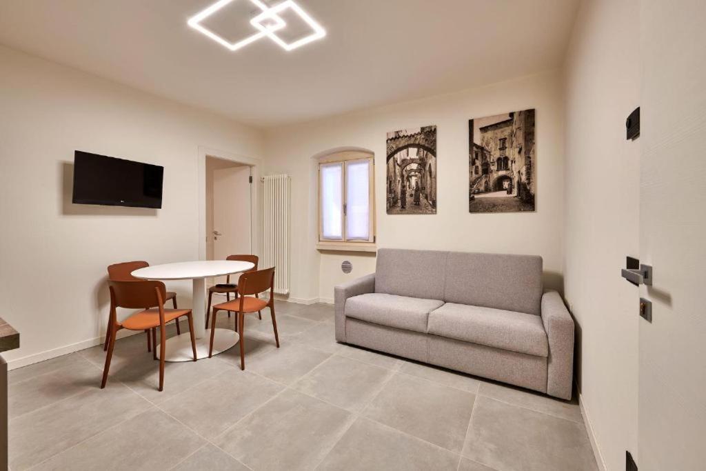 een woonkamer met een bank en een tafel bij Hotel Cortina in Garda