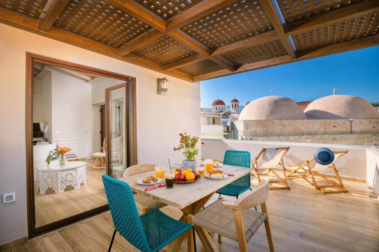 een eetkamer met een tafel en stoelen bij Casa Moazzo Suites and Apartments in Rethimnon +119 foto's