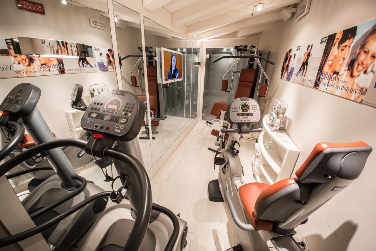 een sportschool met twee hometrainers in een kamer bij Victoria Hotel Letterario in Trieste