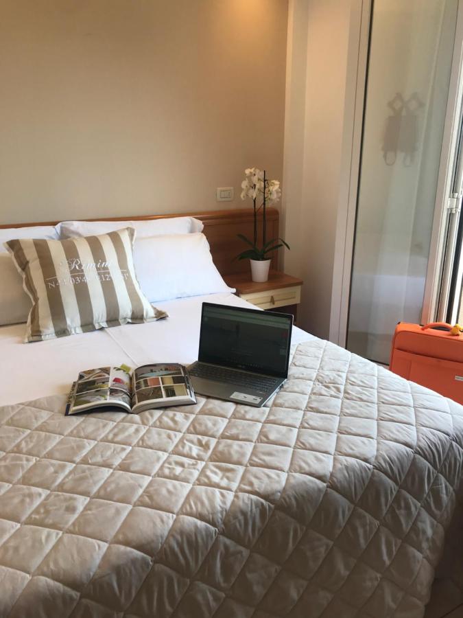 een laptop die op een bed staat bij Hotel Apogeo - Breakfast Experience in Rimini