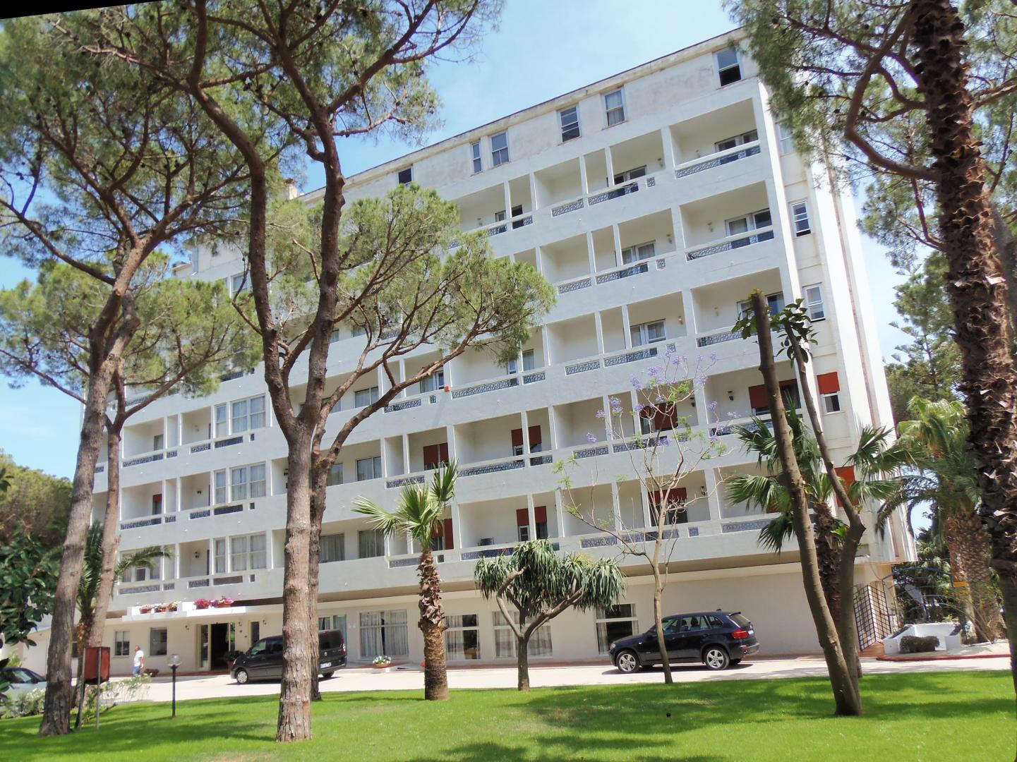 Houten dek met ligbedden — Abamar Hotel