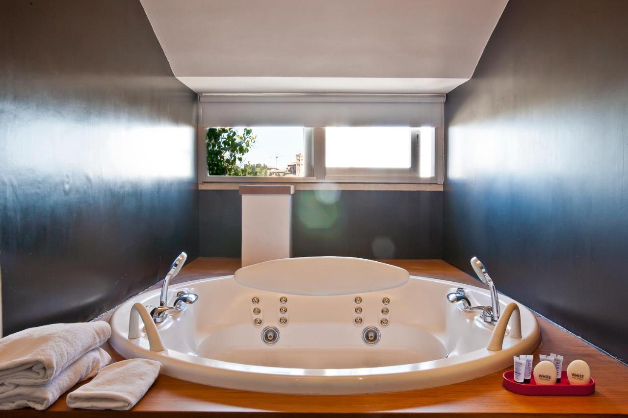 een badkamer met een badkuip met twee kranen bij Hotel Ripa Roma in Rome