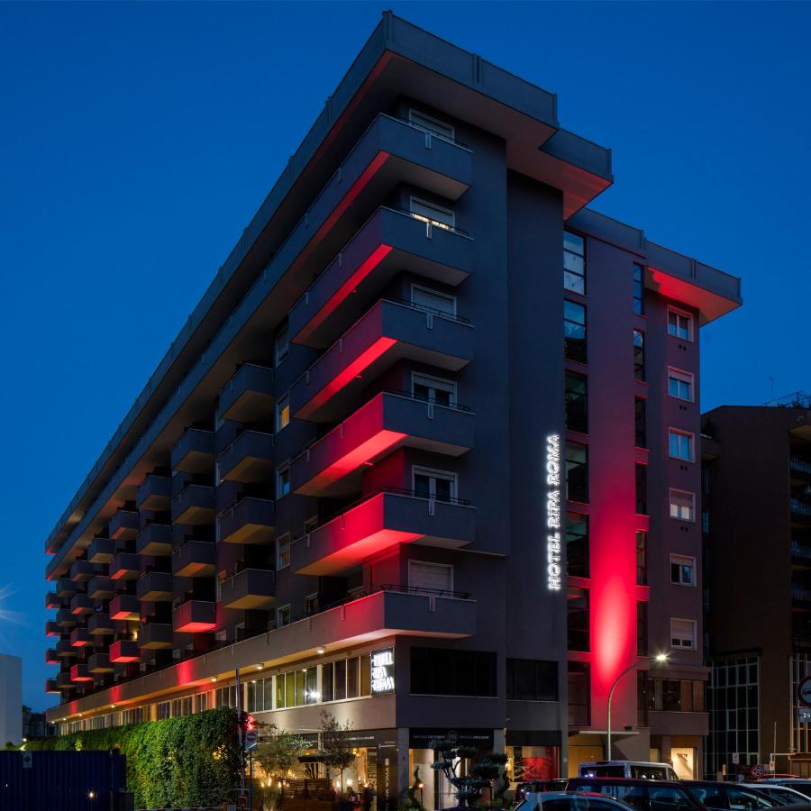 een gebouw met rode lichten aan de zijkant bij Hotel Ripa Roma in Rome