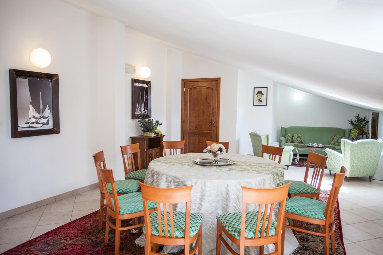 Restaurant met gedekte tafels — Hotel Duomo