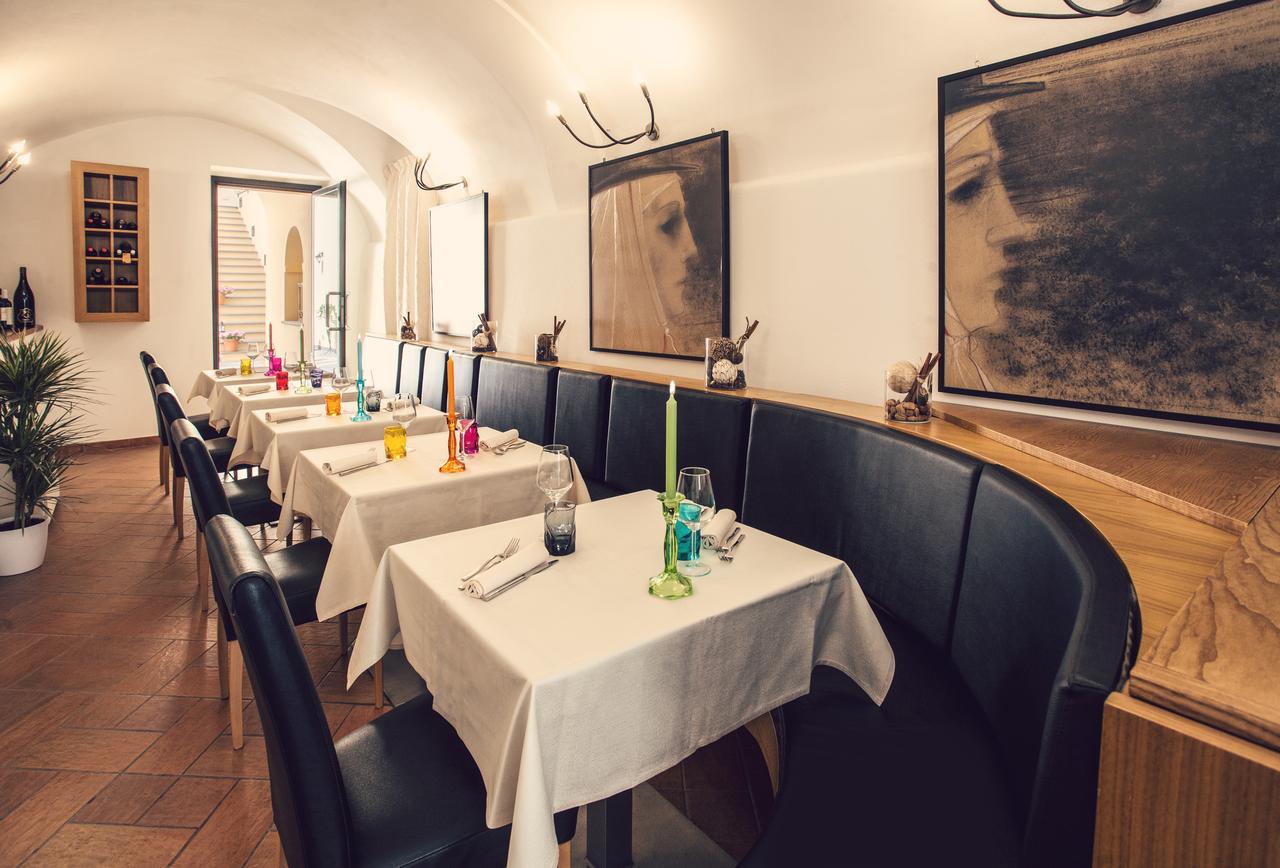 Restaurant met gedekte tafels — Hotel Duomo