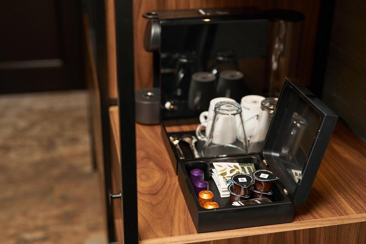 een zwarte doos op een tafel met een koffiezetapparaat bij Alexander Hotel in Noordwijk aan Zee