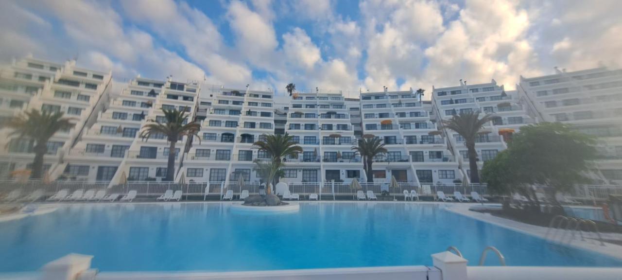 een groot appartementencomplex met een groot zwembad bij Apartamentos Babalu in Puerto Rico de Gran Canaria