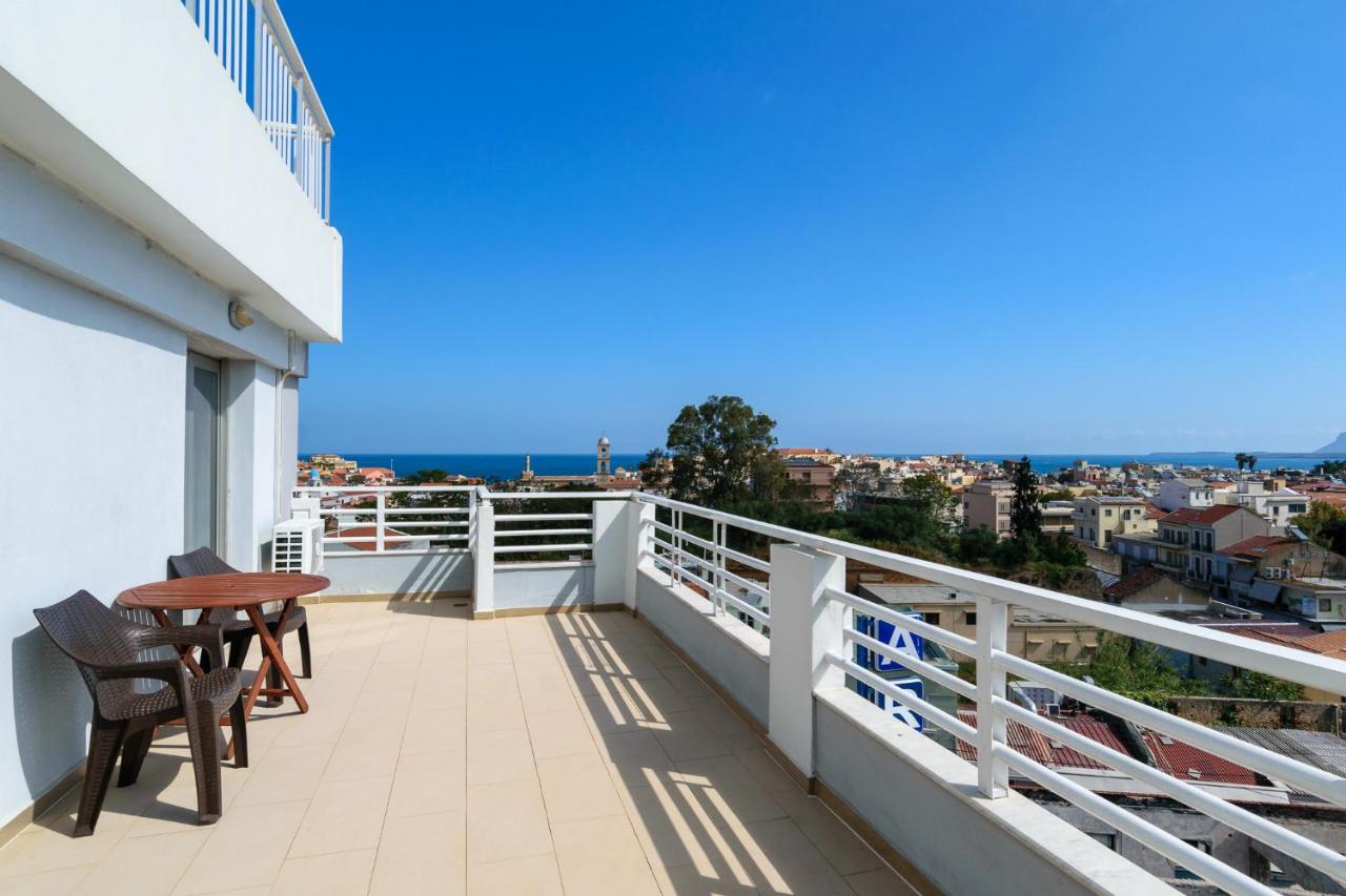 een balkon met twee stoelen en een tafel op een gebouw bij Archontiki City Hotel in Chania