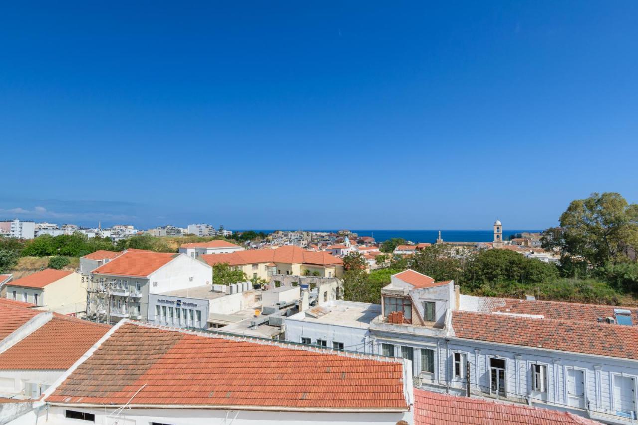 een uitzicht op een stad met rode daken bij Archontiki City Hotel in Chania