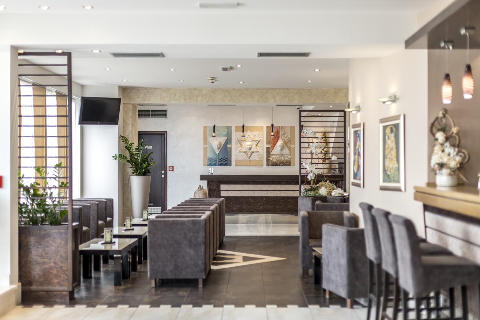 Restaurant met gedekte tafels — Hotel As