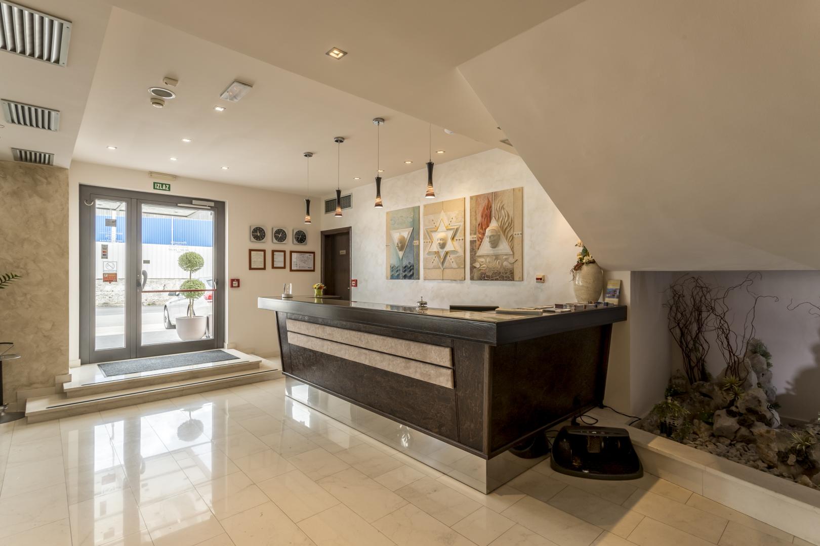 Badkamer met ligbad — Hotel As