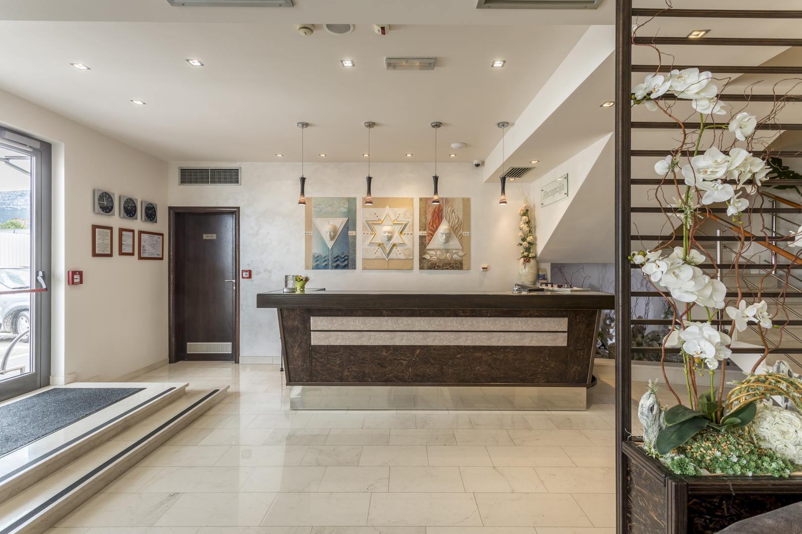 Lobby met receptie — Hotel As