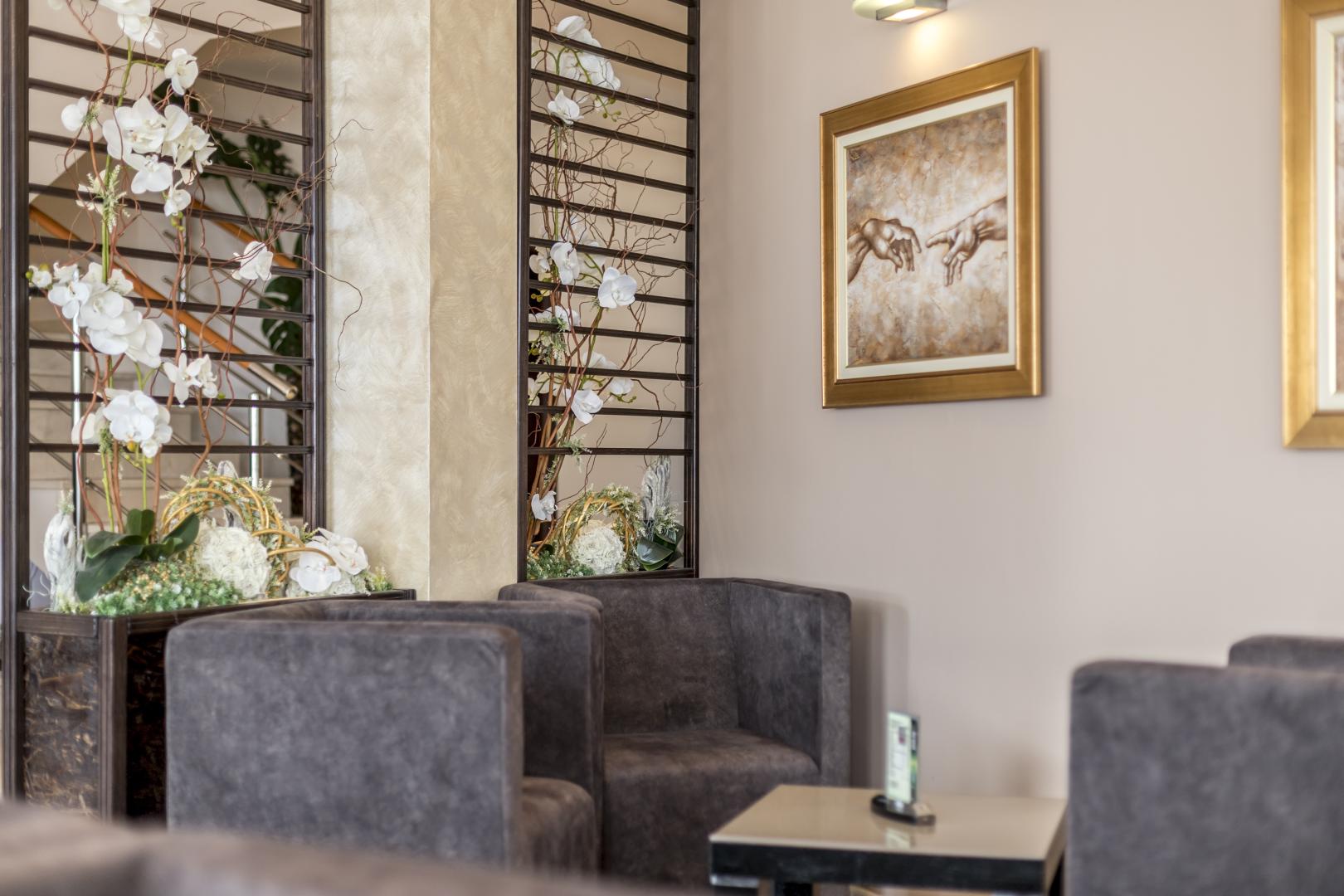 Restaurant met gedekte tafels — Hotel As