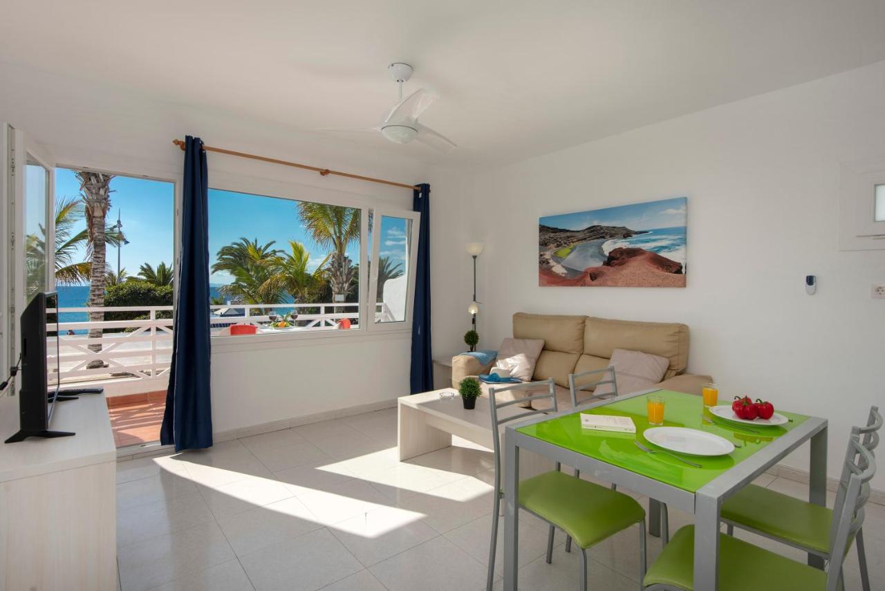 een woonkamer met uitzicht op de oceaan bij Rocas Blancas Apartments in Puerto del Carmen