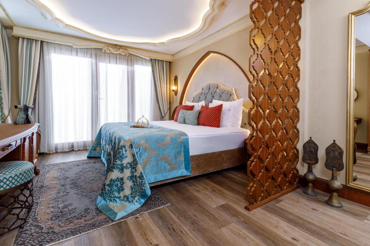 een hotelkamer met een bed en een spiegel bij Romance Istanbul Hotel Boutique Class in Istanbul