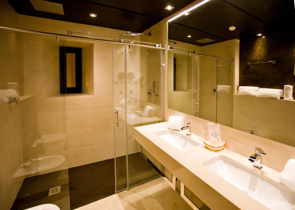 Badkamer met ligbad — Hotel Barrameda