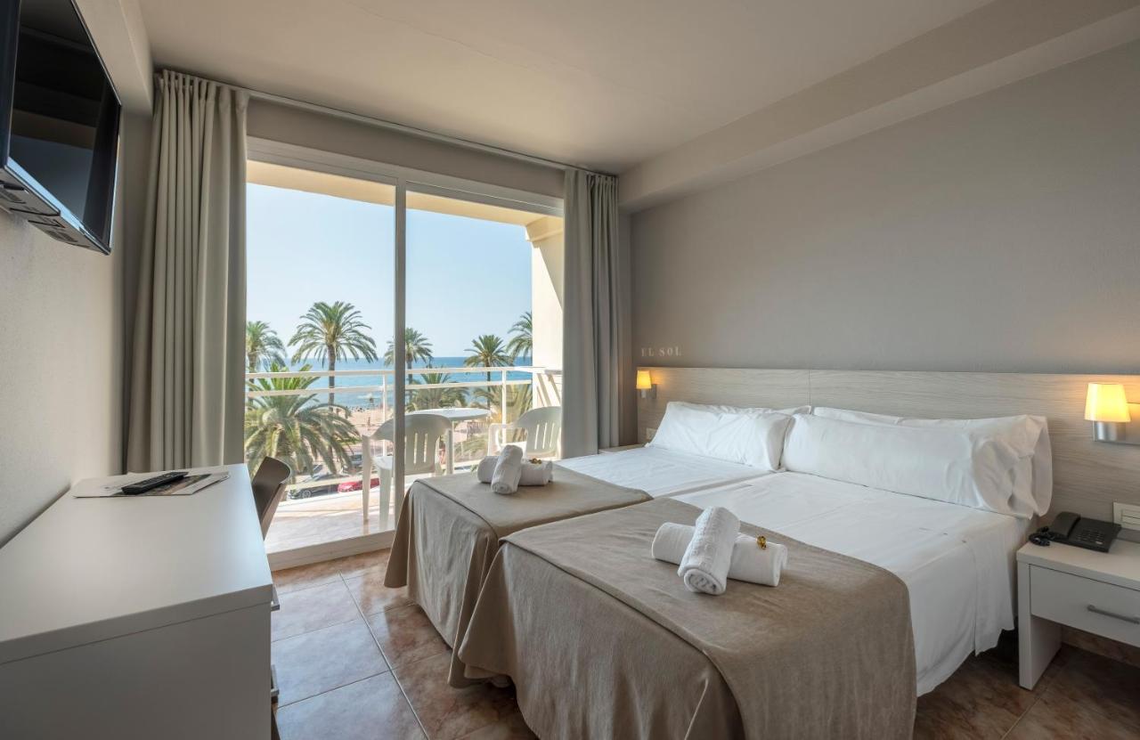 een hotelkamer met een bed en een groot raam bij Rosamar Maritim 4* in Lloret de Mar