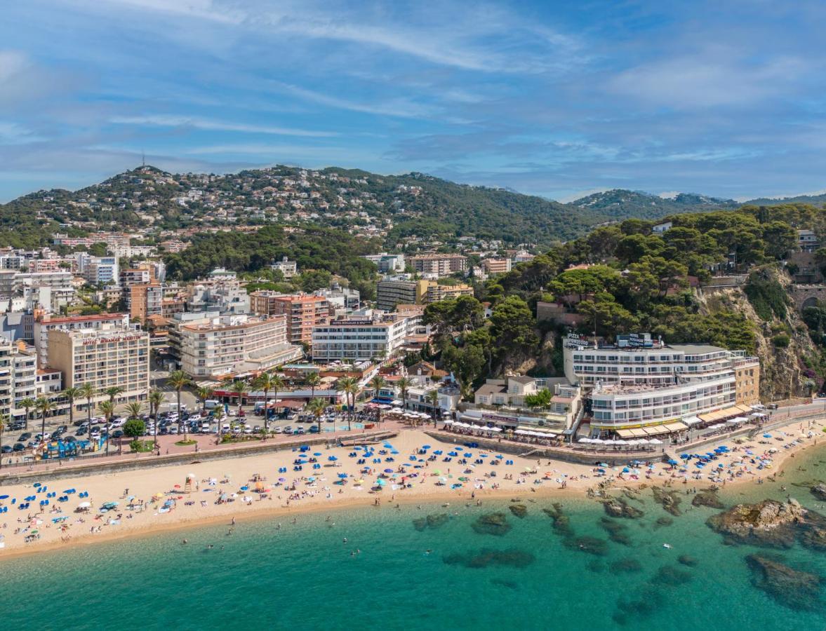een luchtfoto van een strand met parasols bij Rosamar Maritim 4* in Lloret de Mar