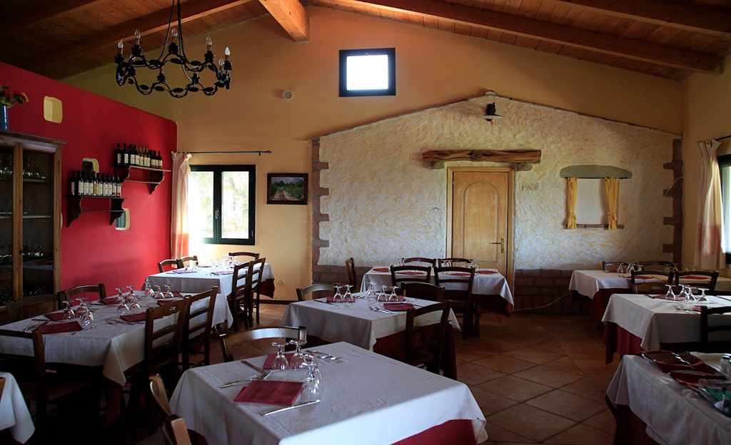 Restaurant met gedekte tafels — Borgo di Campagna