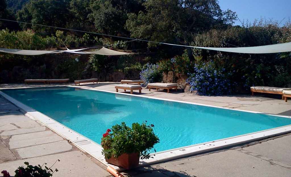 Buitenzwembad met ligbedden — Borgo di Campagna
