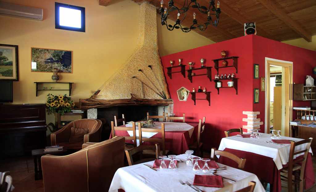 Restaurant met gedekte tafels — Borgo di Campagna
