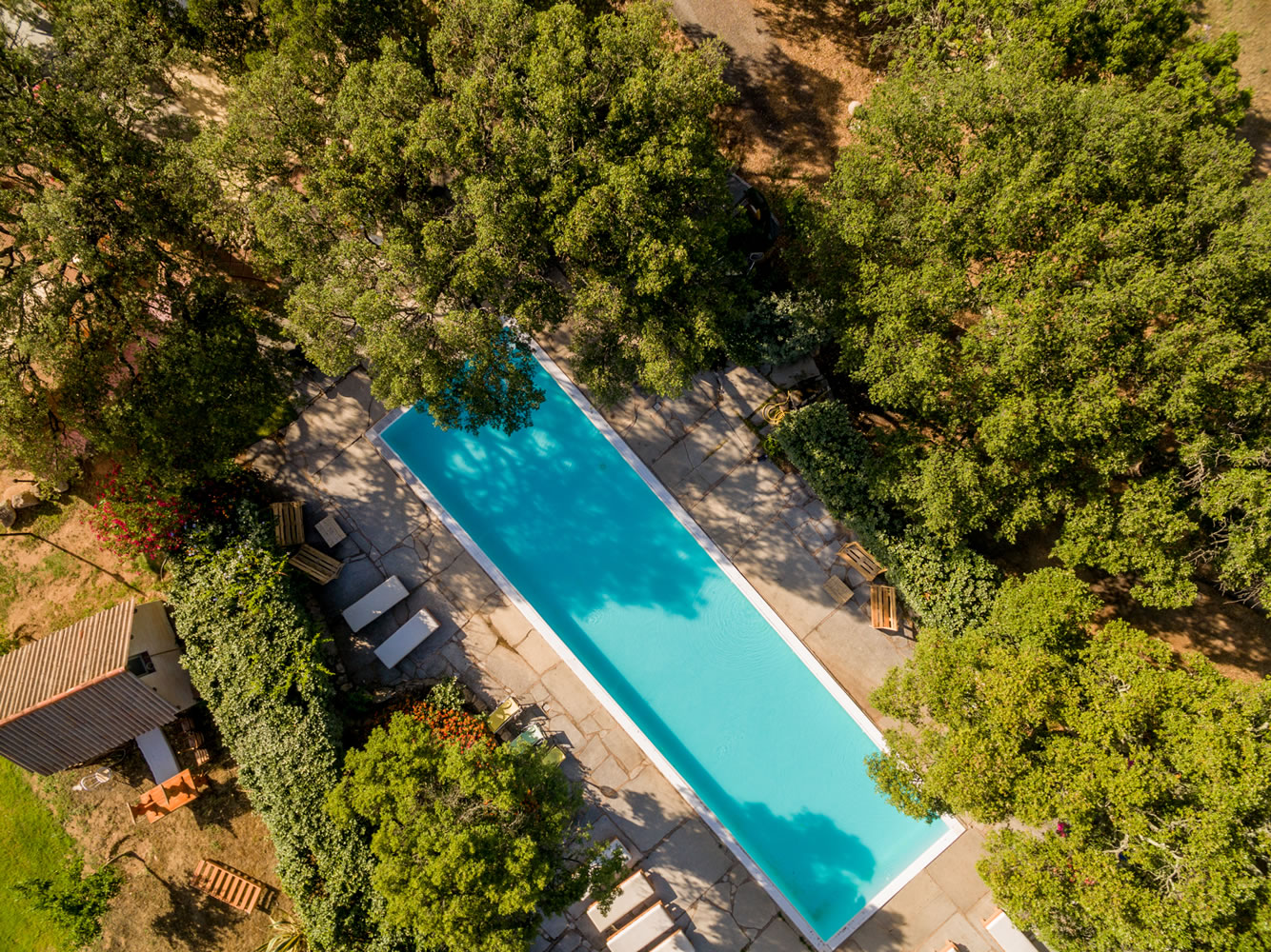 Buitenzwembad met ligbedden — Borgo di Campagna