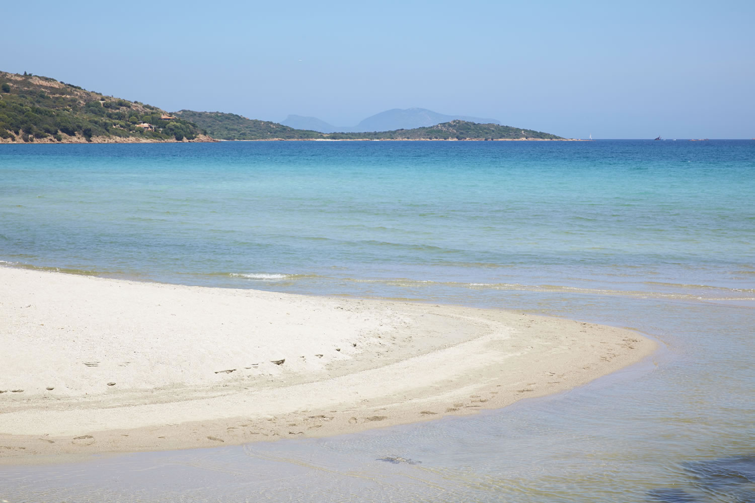 Wit zandstrand met turquoise water — Borgo di Campagna