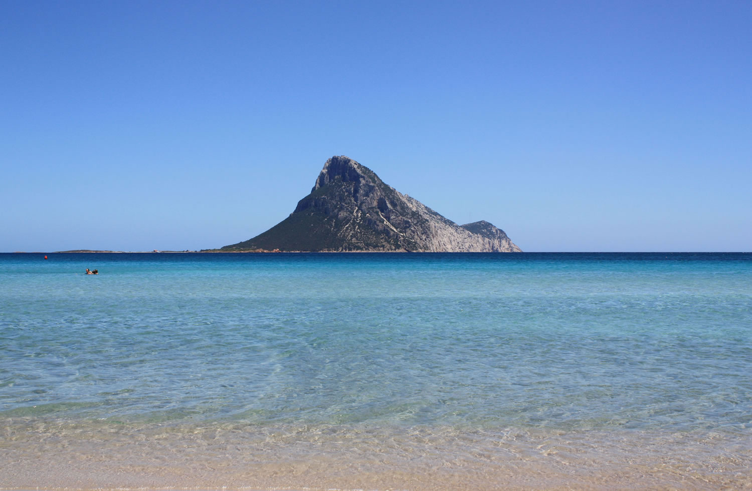 Wit zandstrand met turquoise water — Borgo di Campagna
