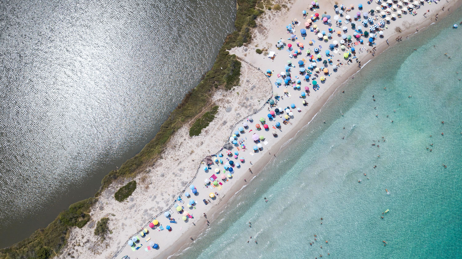 Privéstrand met parasols — Borgo di Campagna