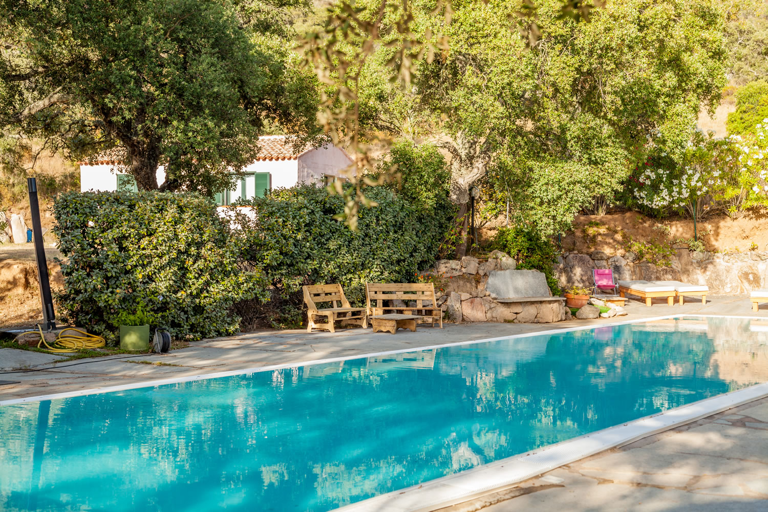 Buitenzwembad met ligbedden — Borgo di Campagna