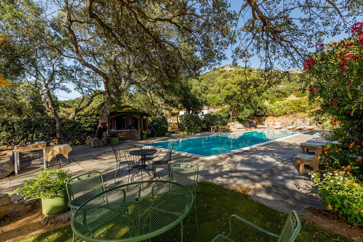 Buitenzwembad met ligbedden — Borgo di Campagna