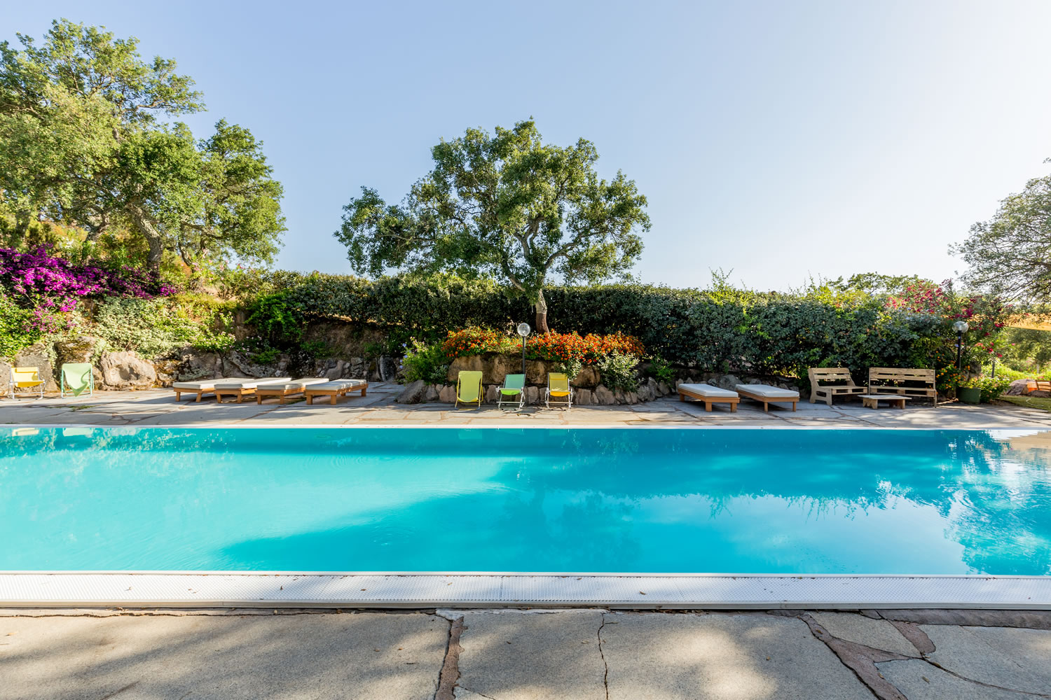 Buitenzwembad met ligbedden — Borgo di Campagna